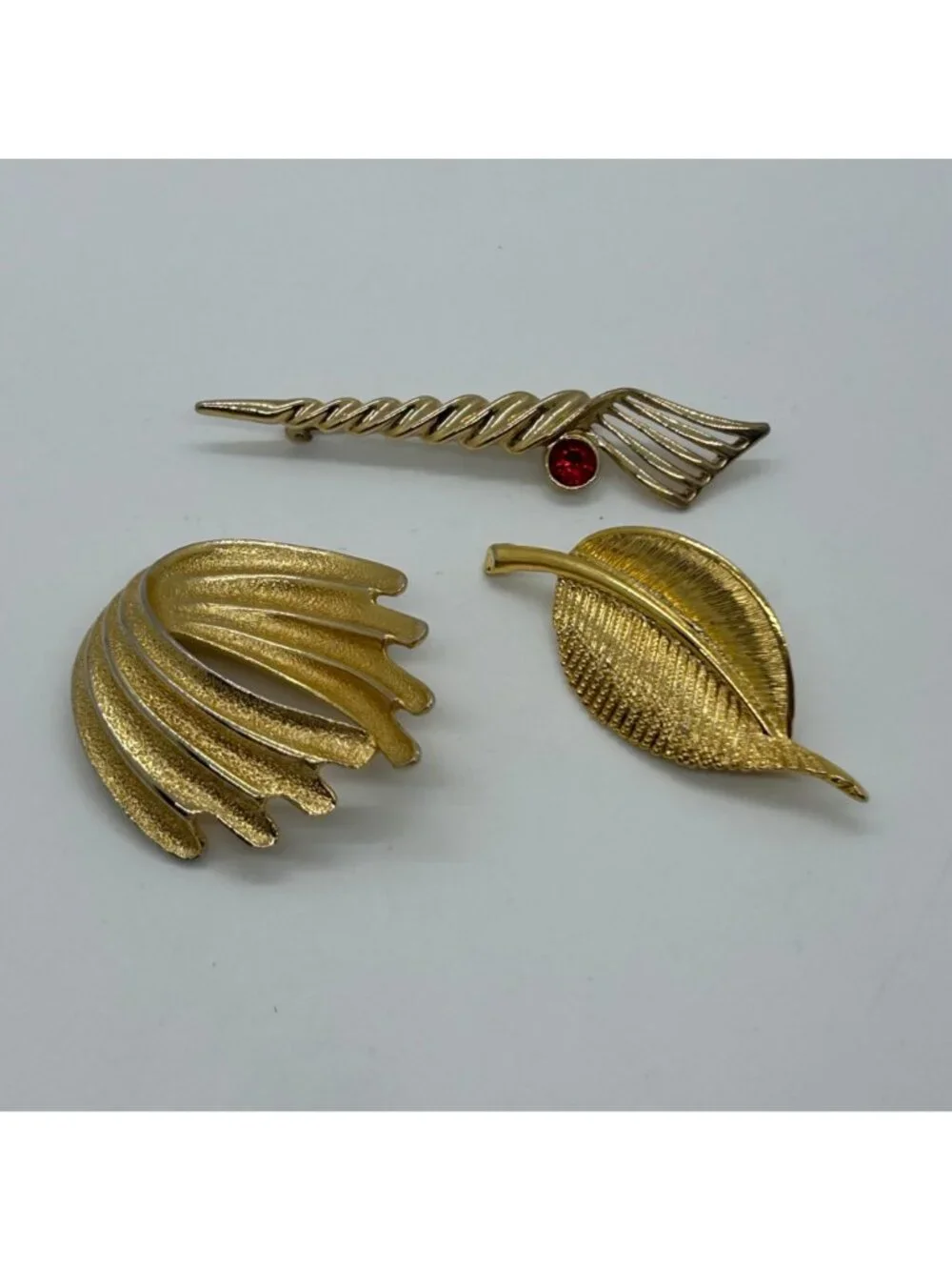 Vintage 1980s Abstract Brooches Pin Textured Gold Tone Swirl Leaf Red Rhinestone